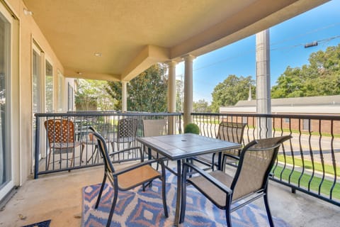 Auburn Retreat w/ Balcony - Walk to Campus! Apartment in Auburn