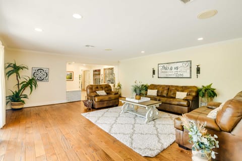 Indoor Pool: Peaceful Oasis in Hitchcock! House in La Marque