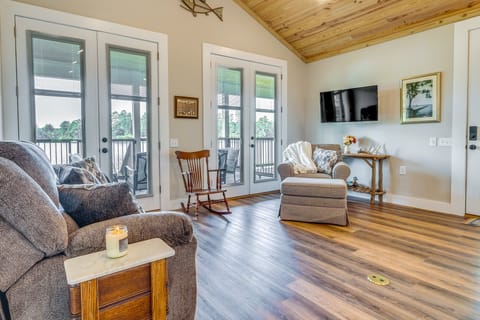 Escape to Nature: Lakefront Jay Cottage w/ Views! Cottage in Alabama