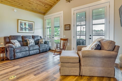 Escape to Nature: Lakefront Jay Cottage w/ Views! Cottage in Alabama