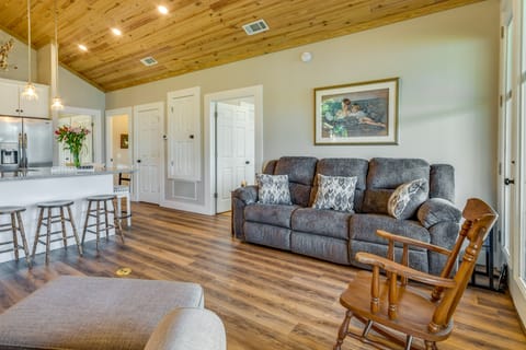 Escape to Nature: Lakefront Jay Cottage w/ Views! Cottage in Alabama