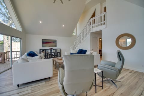 Boat Dock & Patio! Waterfront Hideaway in Grove House in Grove