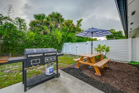 Sunny Florida Escape w/ Patio, Grill & Fire Pit! Apartment in Naples
