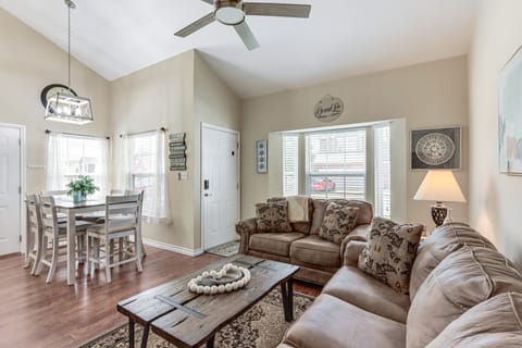 Pool & Lake Access: Lovely Monkey Island Getaway Apartment in Ozark Mountains