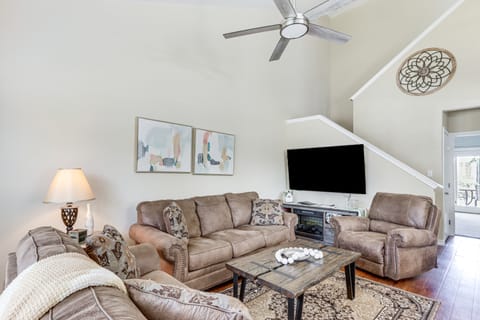 Pool & Lake Access: Lovely Monkey Island Getaway Apartment in Ozark Mountains