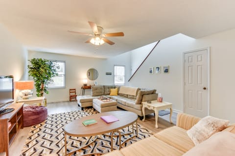 Charming Seneca Home - 3 Mi to Memorial Stadium! Apartment in Lake Keowee