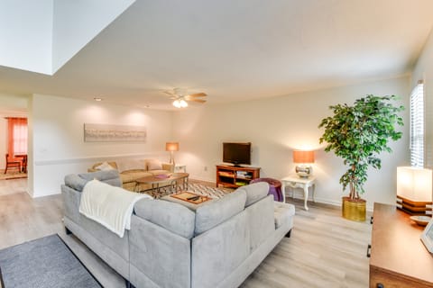 Charming Seneca Home - 3 Mi to Memorial Stadium! Apartment in Lake Keowee