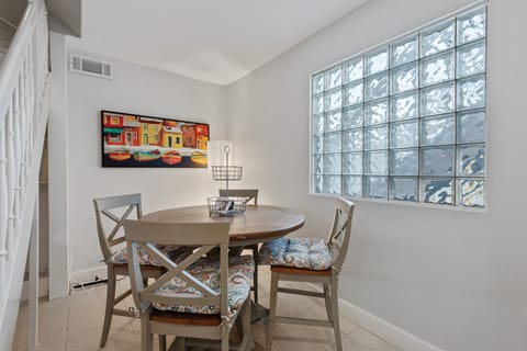 Siesta Key Oasis w/ Outdoor Pool + Screened Lanai! House in Siesta Beach