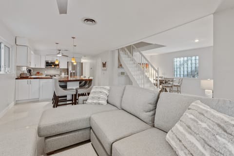 Siesta Key Oasis w/ Outdoor Pool + Screened Lanai! House in Siesta Beach