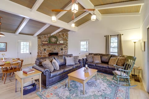 Greers Ferry Hideaway: Lake View, Boat Ramp Access House in Greers Ferry Lake