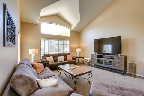 Outdoor Living Space: Sunny Retreat in Goodyear! House in Goodyear