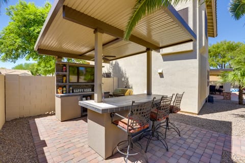 Outdoor Living Space: Sunny Retreat in Goodyear! House in Goodyear