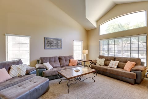 Outdoor Living Space: Sunny Retreat in Goodyear! House in Goodyear