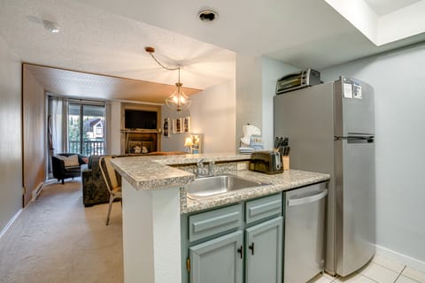 Walk to Ski Lift + Hot Tub: Copper Mountain Condo Apartment in Copper Mountain