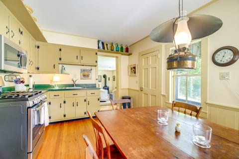 Warren Vacation Rental ~ 3 Mi to Sugarbush Resort! Cottage in Warren