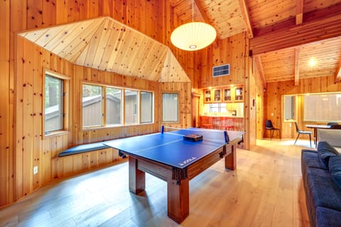 5 Mi to Donner Lake: Cabin w/ Deck + Pool Access! House in Truckee