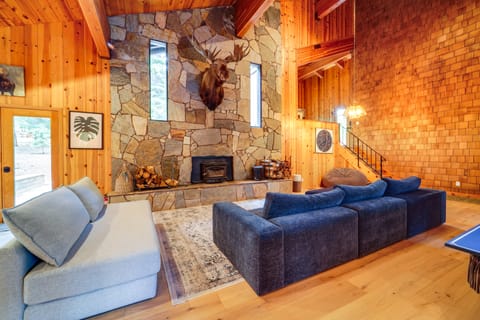 5 Mi to Donner Lake: Cabin w/ Deck + Pool Access! House in Truckee