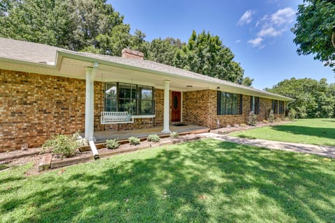 Expansive Fayetteville Retreat: 11 Mi to U of A! House in Arkansas