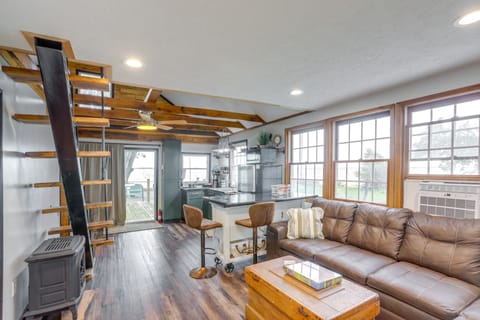 Vickery Cottage on Sandusky Bay w/ Fire Pit! Cottage in Lake Erie