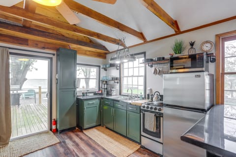 Vickery Cottage on Sandusky Bay w/ Fire Pit! Cottage in Lake Erie