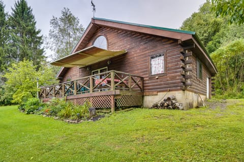 Pet-Friendly Jamestown Cabin w/ Fire Pit and Deck! Apartment in Allegheny River
