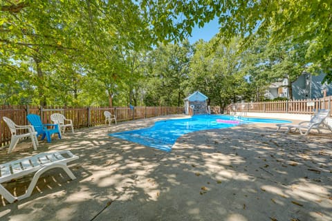 3 Mi to Silver Dollar City! Family Getaway w/ Pool House in Indian Point