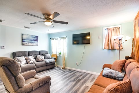 3 Mi to Beach: Remodeled Seminole Apt w/ Yard! Apartment in Seminole