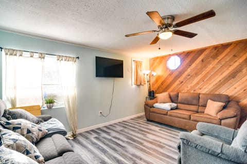 3 Mi to Beach: Remodeled Seminole Apt w/ Yard! Apartment in Seminole