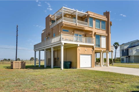 Pet-Friendly Galveston Home w/ Wraparound Deck House in Hitchcock