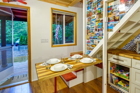 Adorable A-Frame Cabin, Steps to Lake Cushman! House in Lake Cushman