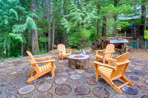 Adorable A-Frame Cabin, Steps to Lake Cushman! House in Lake Cushman