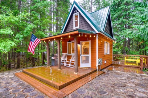 Adorable A-Frame Cabin, Steps to Lake Cushman! House in Lake Cushman