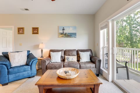 ~ 6 Mi to Ocean w/ Pool & Golf: Myrtle Beach Condo Apartment in Carolina Forest