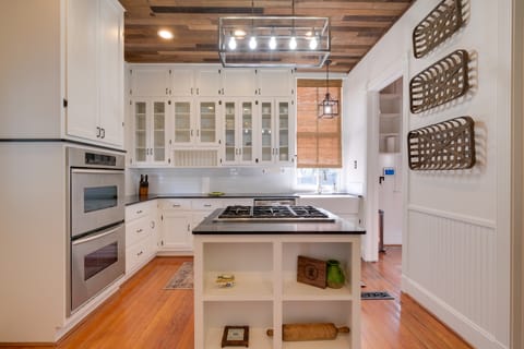 WFH Friendly: Abode w/ Balcony in Columbus! House in Texas