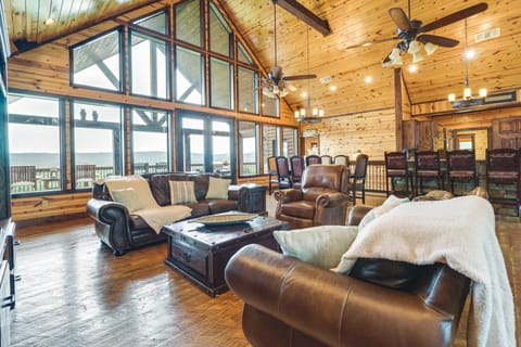 Cabin w/ Game Room & Hot Tub in Broken Bow! House in Oklahoma