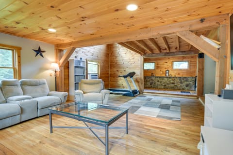 Meredith Home w/ Deck: 6 Mi to Lake Winnipesaukee! House in Meredith