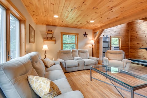 Meredith Home w/ Deck: 6 Mi to Lake Winnipesaukee! House in Meredith