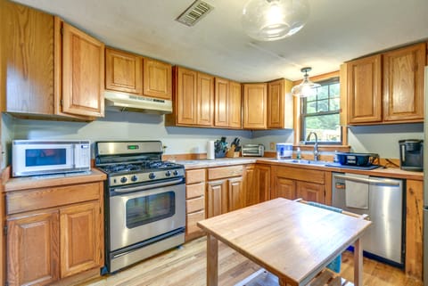 Meredith Home w/ Deck: 6 Mi to Lake Winnipesaukee! House in Meredith