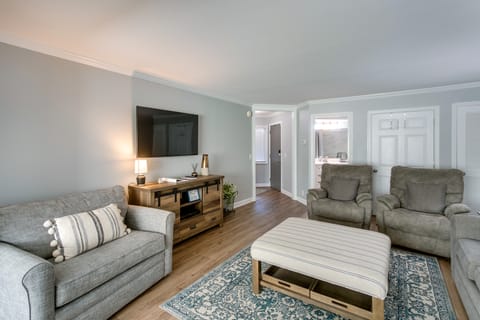 4 Mi to Beach: St Simons Island Golf Course Condo Apartment in Saint Simons Island