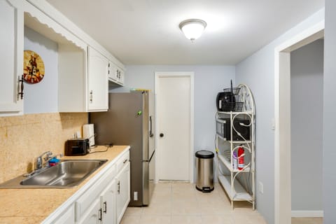 Cozy Albany Vacation Rental ~ 5 Mi to Downtown! Apartment in Albany