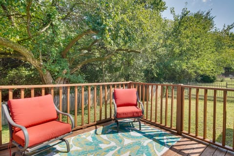 Charming Arkansas Retreat w/ Deck, Near Downtown! House in Fayetteville
