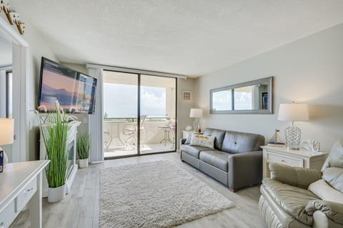 Gulf-View Balcony & Pool Access: Hudson Retreat Apartment in Hudson