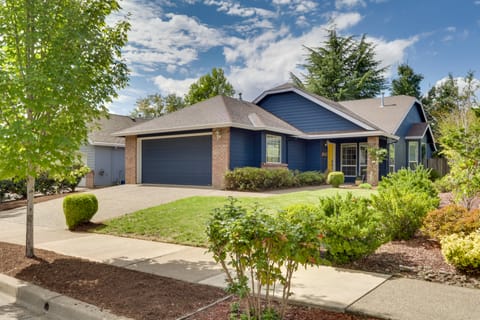 Tasteful Tualatin Home: 40 Mi to Willamette Valley House in Clackamas County