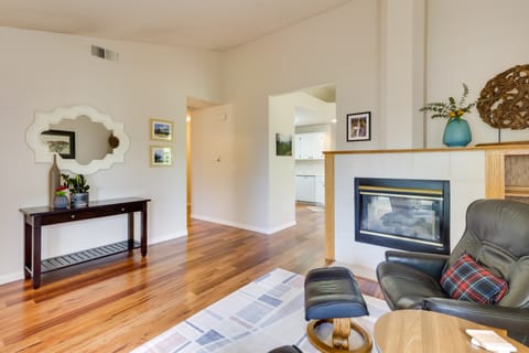 Tasteful Tualatin Home: 40 Mi to Willamette Valley House in Clackamas County