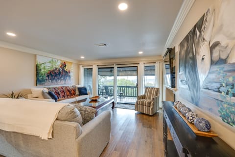 Luxury Lakefront Hot Springs Condo w/ Pools! Apartment in Lake Hamilton