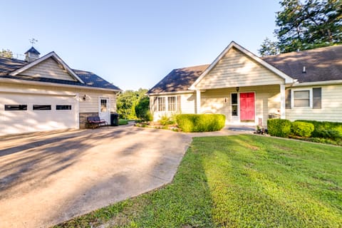 Pet-Friendly New Concord Vacation Rental on Lake! House in Lake Barkley