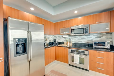 Luxe Resort Condo - 2 Mi to Daytona Beach! Apartment in Holly Hill