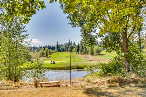 Chehalis Getaway w/ Golf Course View + Fire Pit! House in Washington