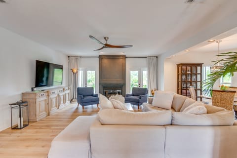 Luxe Gulf Breeze Home w/ Patios - 4 Mi to Beaches! House in Gulf Breeze