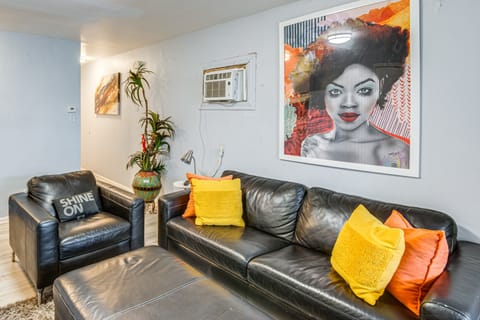 14 Mi to Dtwn Chicago: Studio in Ashburn! Apartment in Chicago